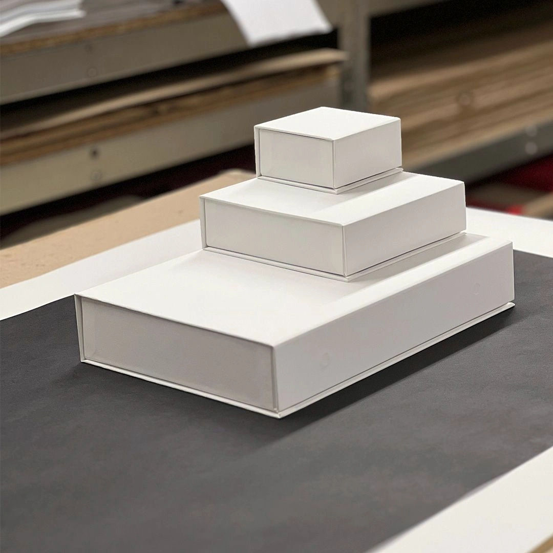 Білі коробки на магнітах Boxes