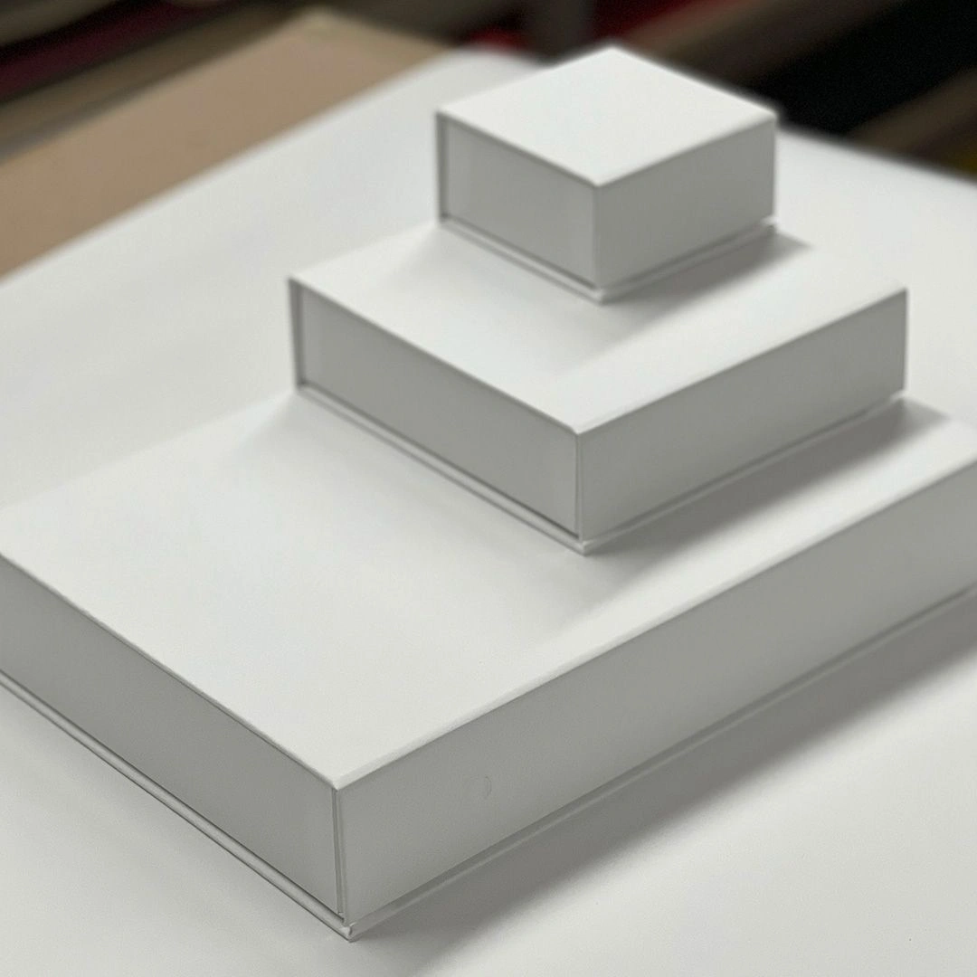 Белые коробки на магнитах под заказ Boxes