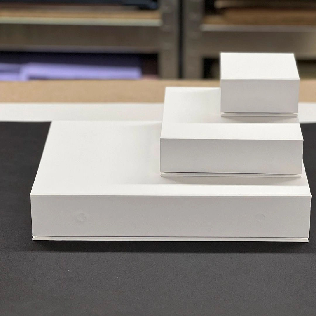 Білі коробки на магнітах