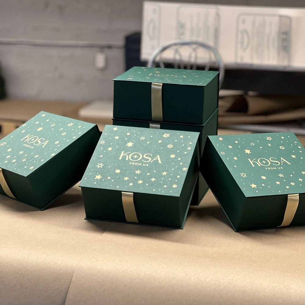 Зелені подарункові бокси для косметики з лого Kosa