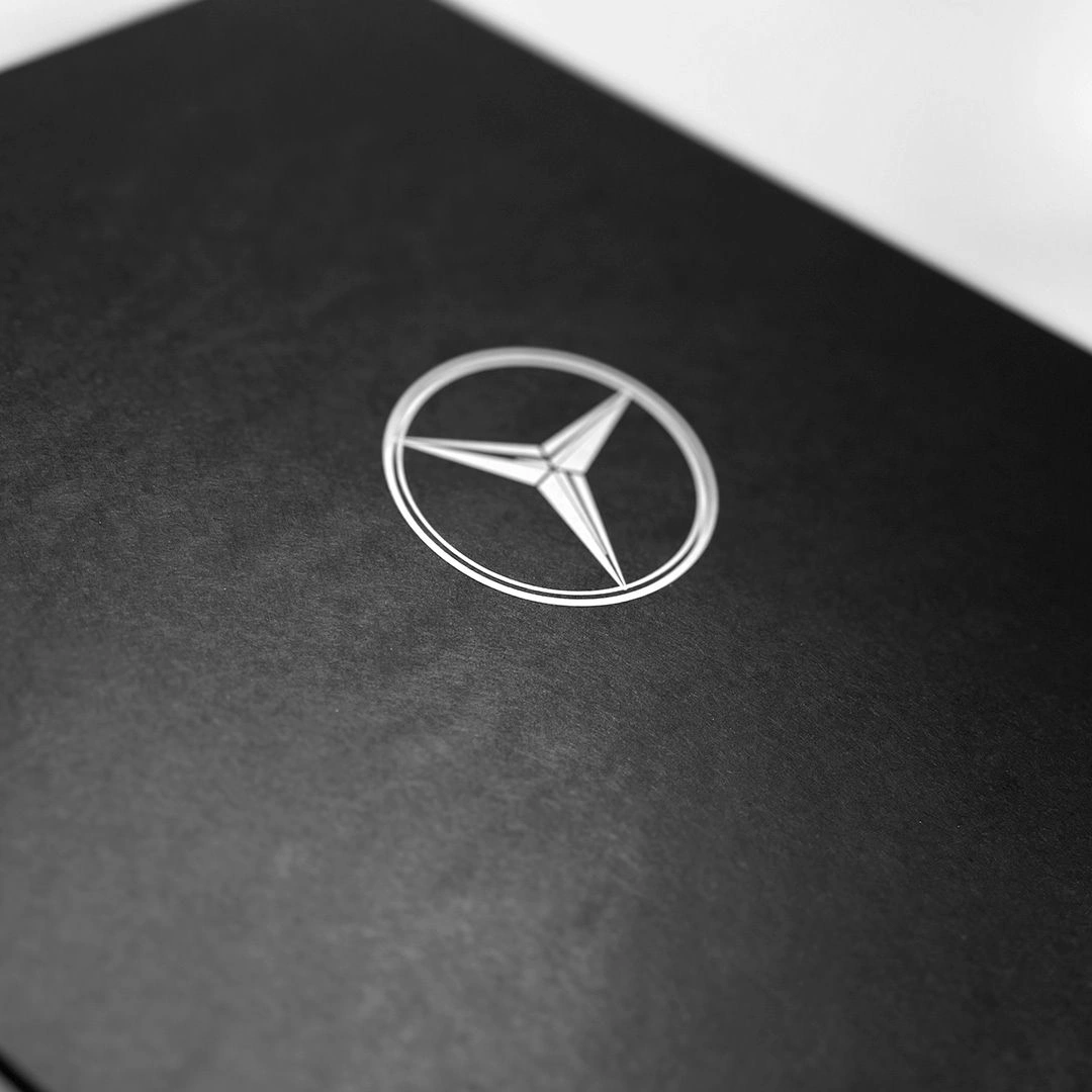 Чорна коробка з логотипом Mercedes