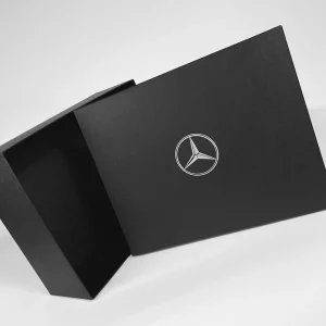 Чорні коробки з логотипом Mercedes