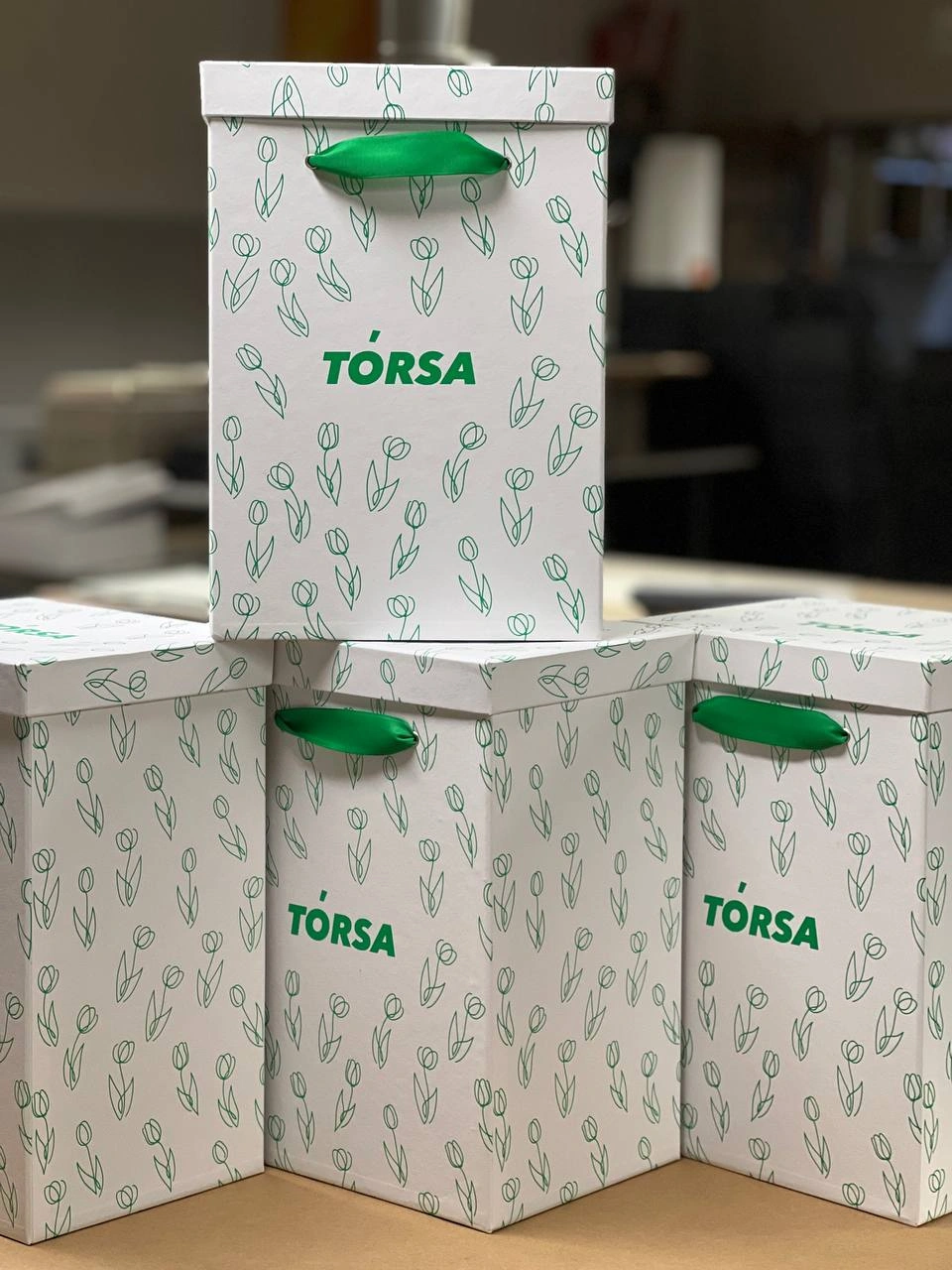 Коробки з квітами