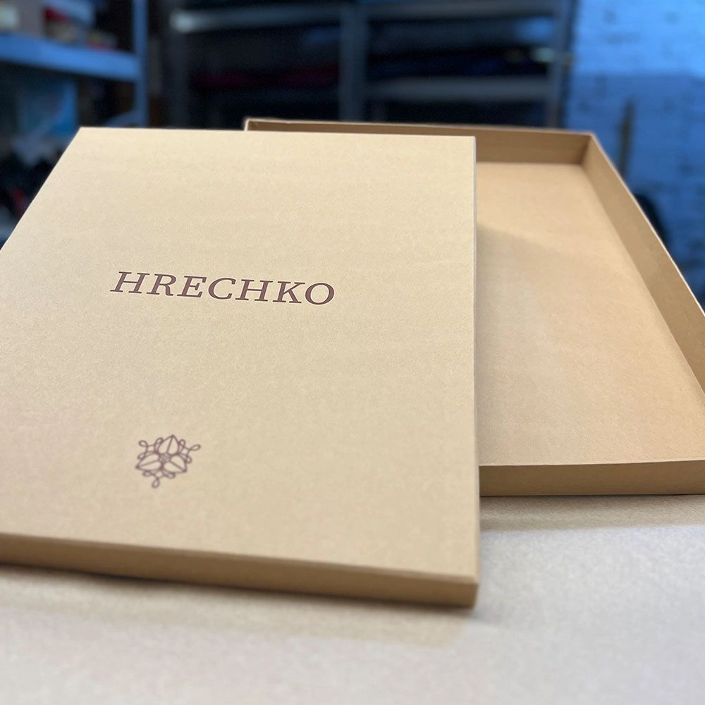 Крафт коробка для одежды с логотипом Hrechko