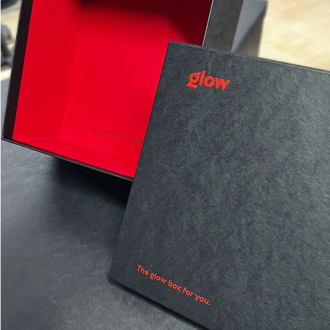 Чорно-червоні коробки з логотипом Glow