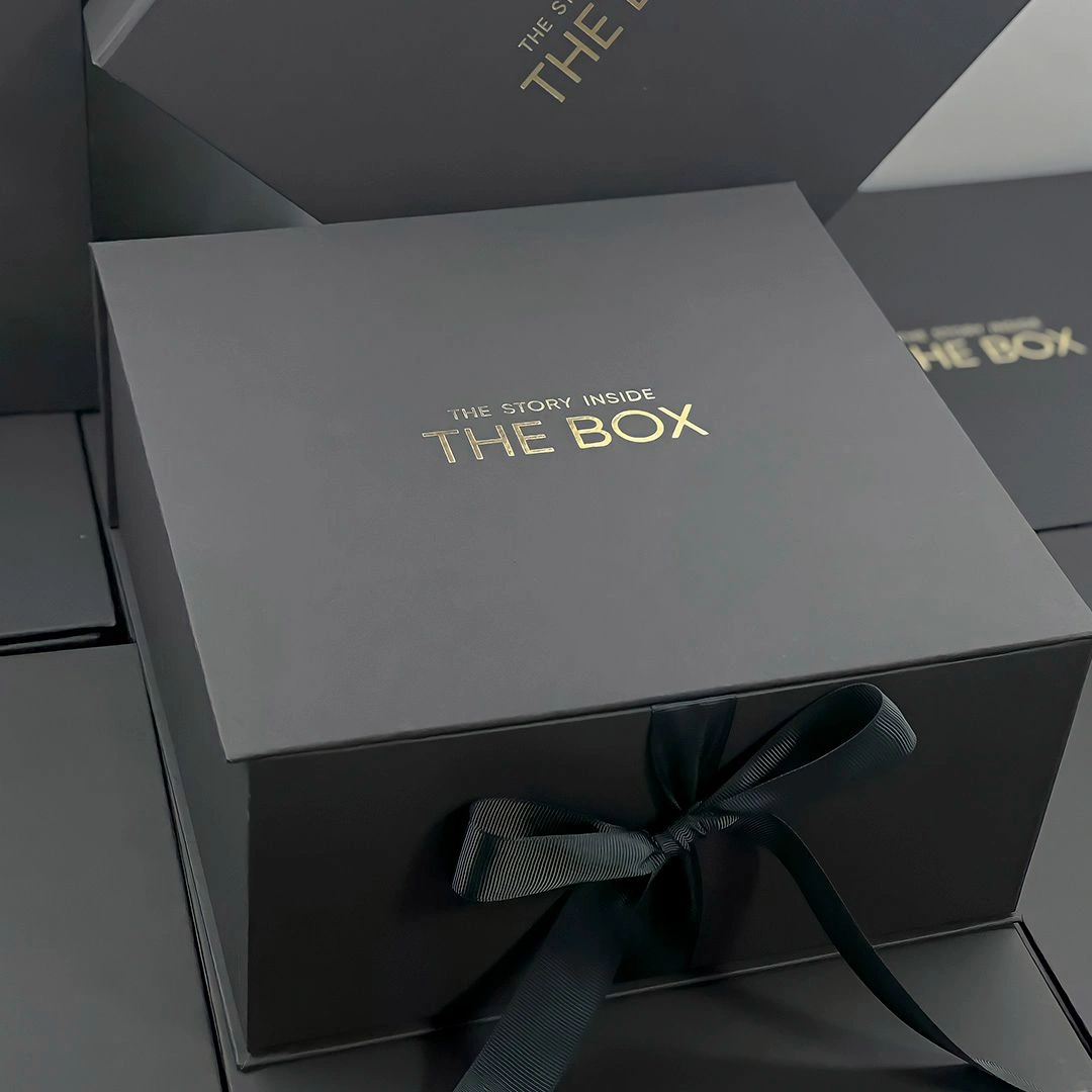 Чорні коробки з лого The Box