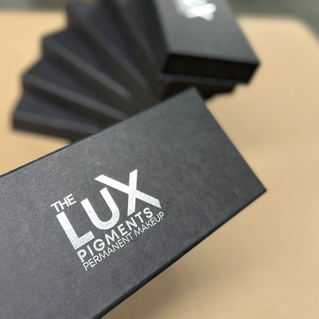 Чорні коробочки з логотипом The Lux Pigments