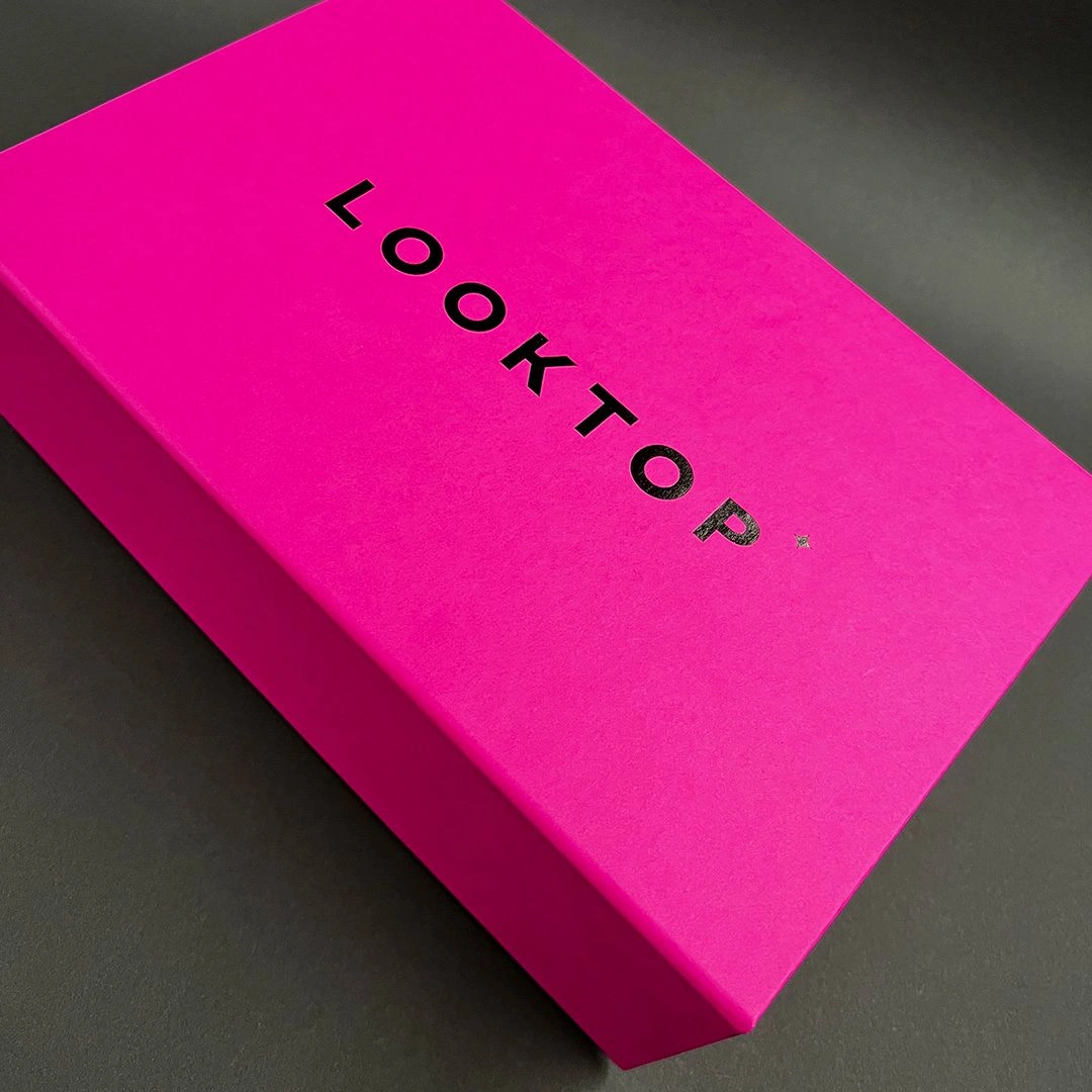 Рожеві коробки з логотипом Looktop