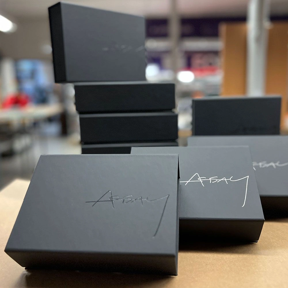 Чорна упаковка для косметики з логотипом Aqsay