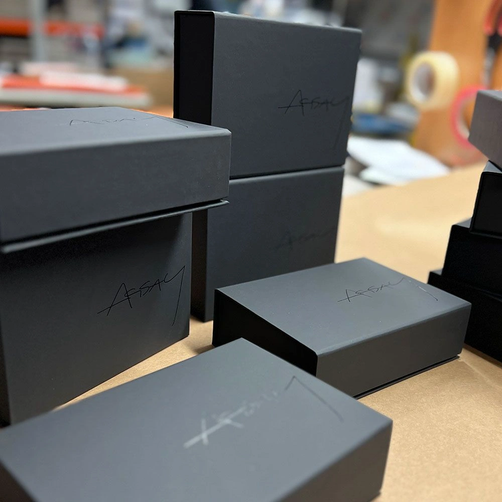 Чорні коробки для косметики з тисненням Aqsay