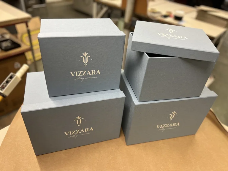 Коробки для упаковки одягу Vizzara