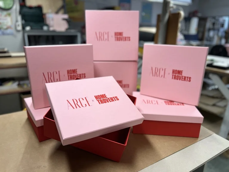 Червоні коробки для пакування одягу Arce