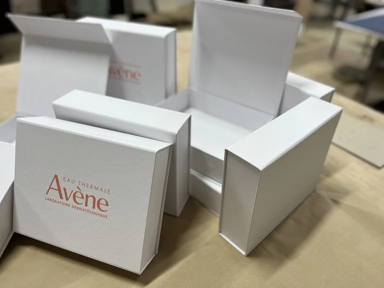 Коробки на магніті для косметики Avene