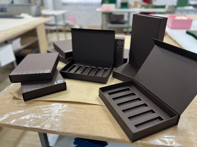 Коричневі коробки з ложементом Kiss Me