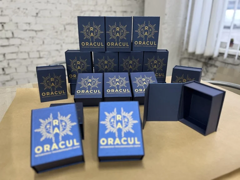 Коробки для метафоричних карт з лого Oracul