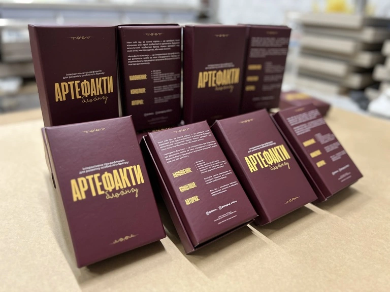 Коробки для пакування карт з лого Артефакти блогінгу