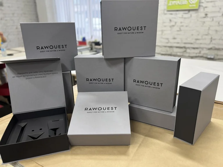 Коробки для пакування косметики з логотипом RAWQUEST