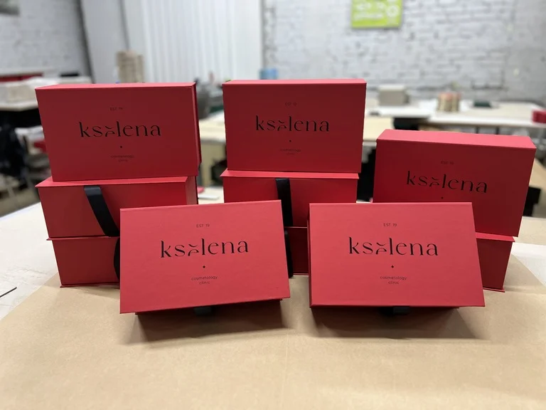 Коробки для пакування жіночого одягу Kselena
