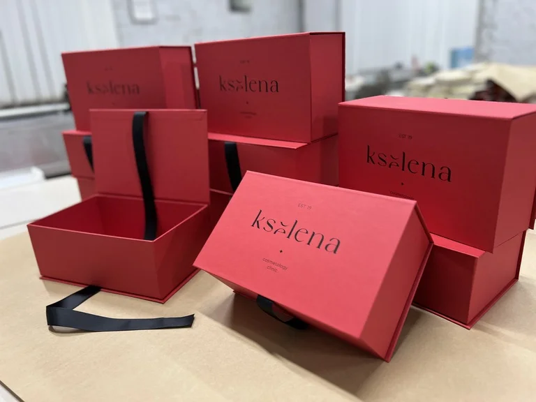 Коробки на стрічках для пакування жіночого одягу Kselena