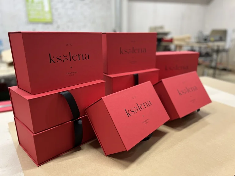 Чевоні коробки для пакування жіночого одягу Kselena