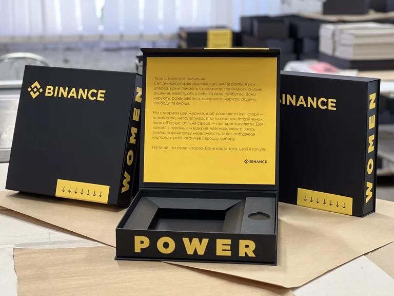 Упаковка для подарунків з логотипом Binance