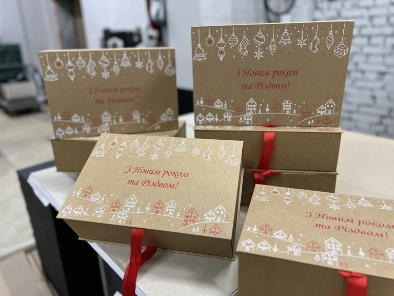 Коробки для подарункових боксів новорічні