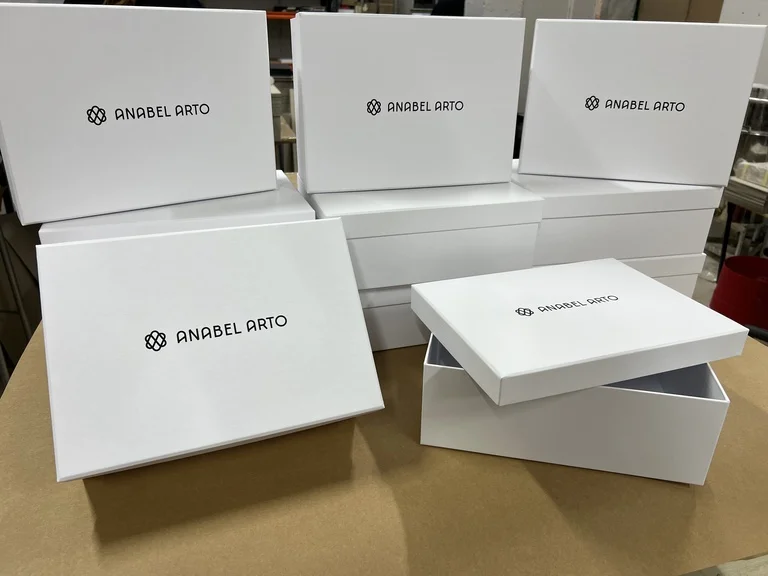 Коробки для упакування жіночого одягу з логотипом Anabel Arto