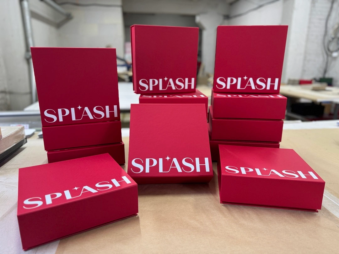 Червоні коробки для косметики з лого SPLASH