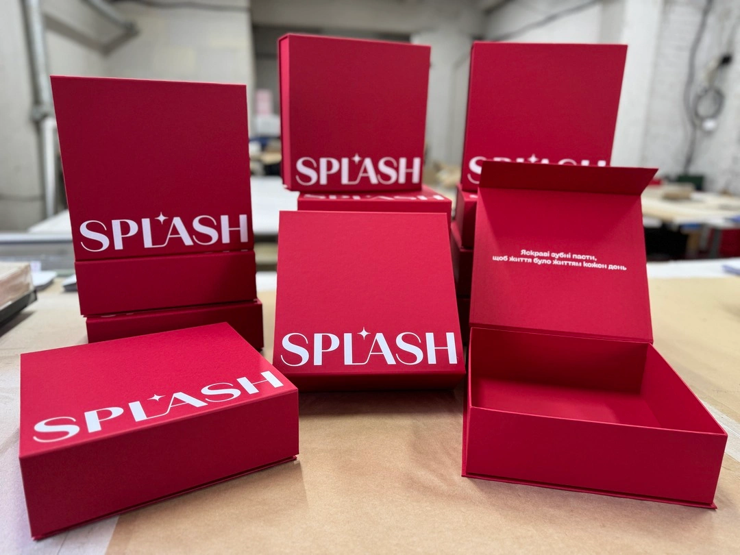 Красные магнитные коробки для подарочного набора косметики SPLASH