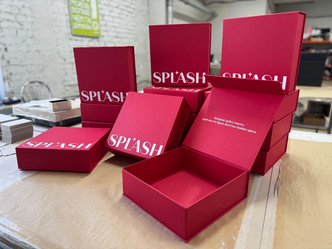 Червоні коробки на магнітах для косметики SPLASH