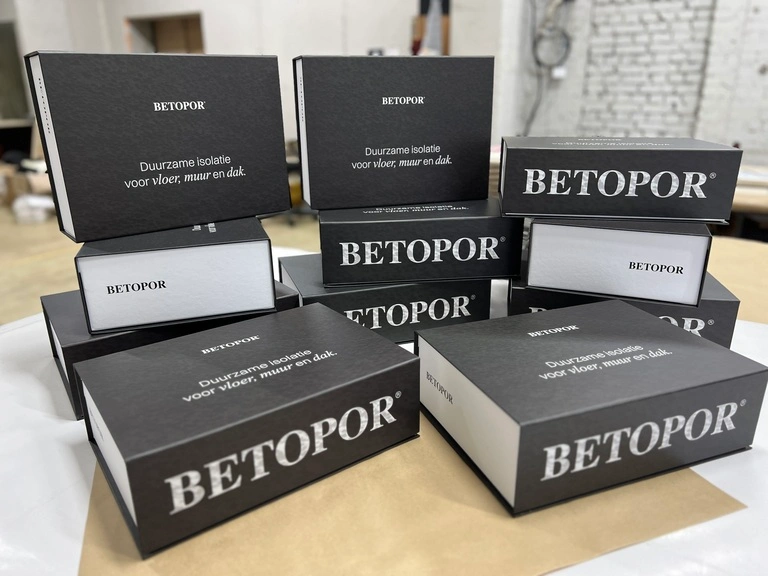 Чорно-білі картонні коробки з логотипом BETOPOR