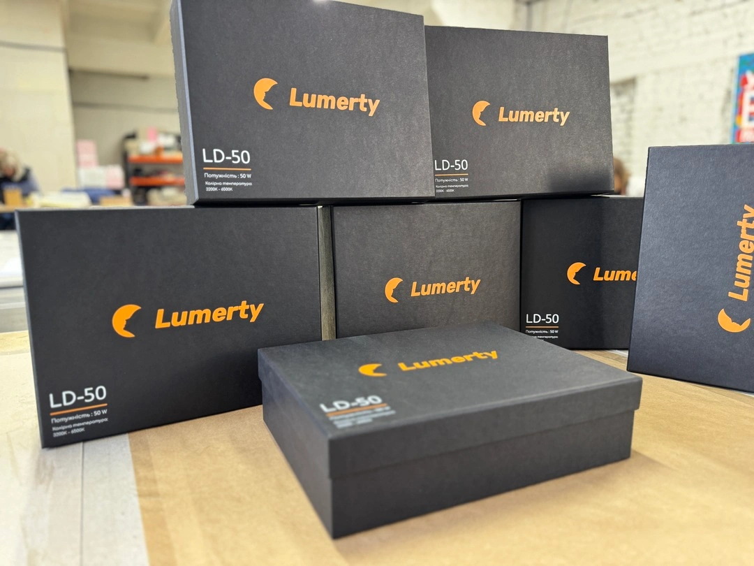Чорні коробки для освітлення з логотипом Lumerty