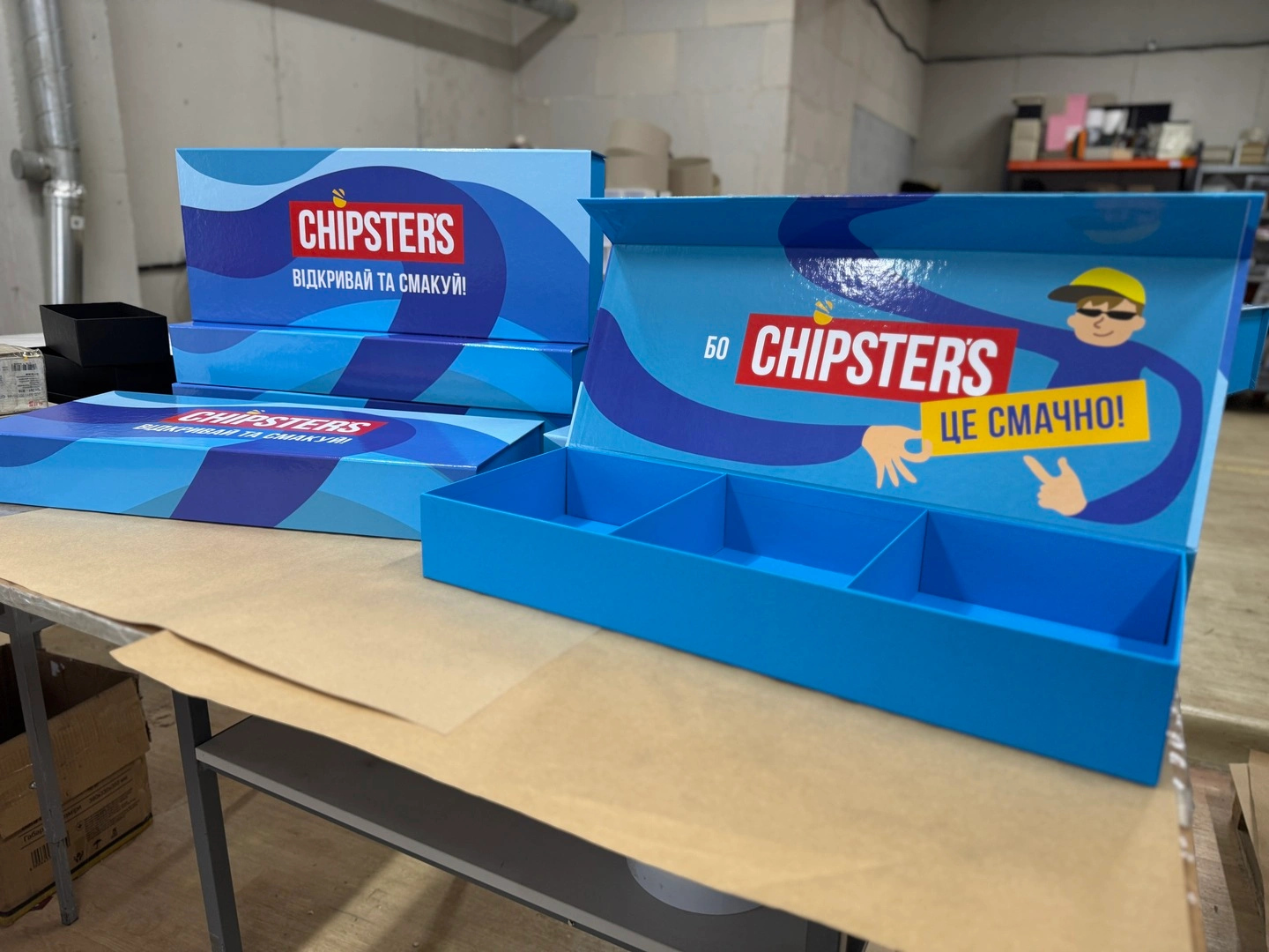 Сині коробки для презинтації товарів під замовлення Chipsters