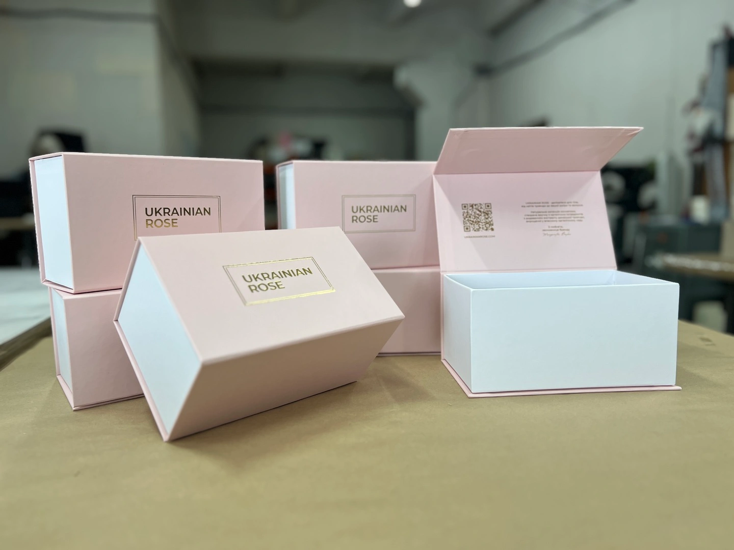 Розовые коробочки на магнитах для косметики с лого Ukrainian Rose