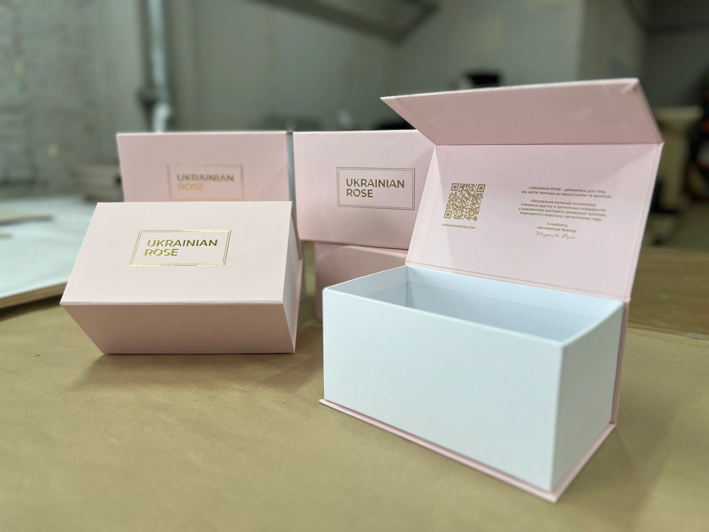 Рожеві коробочки на магніті для косметики Ukrainian Rose