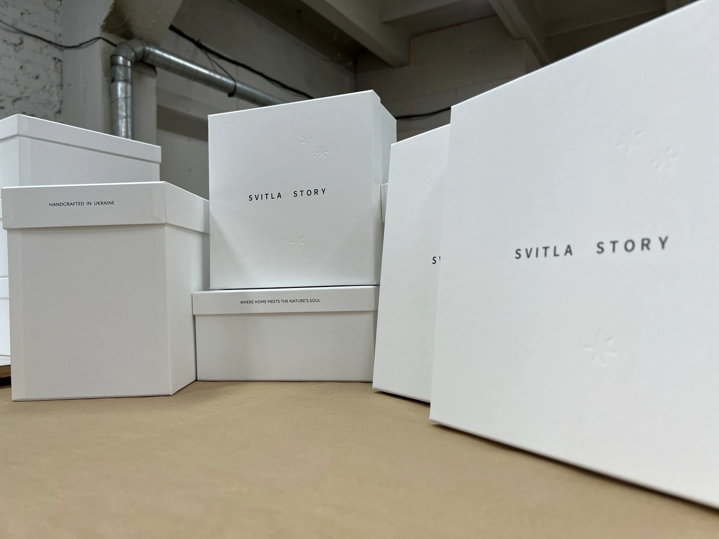 Білі коробки кришка-дно для керамічних виробів з логотипом Svitla Story