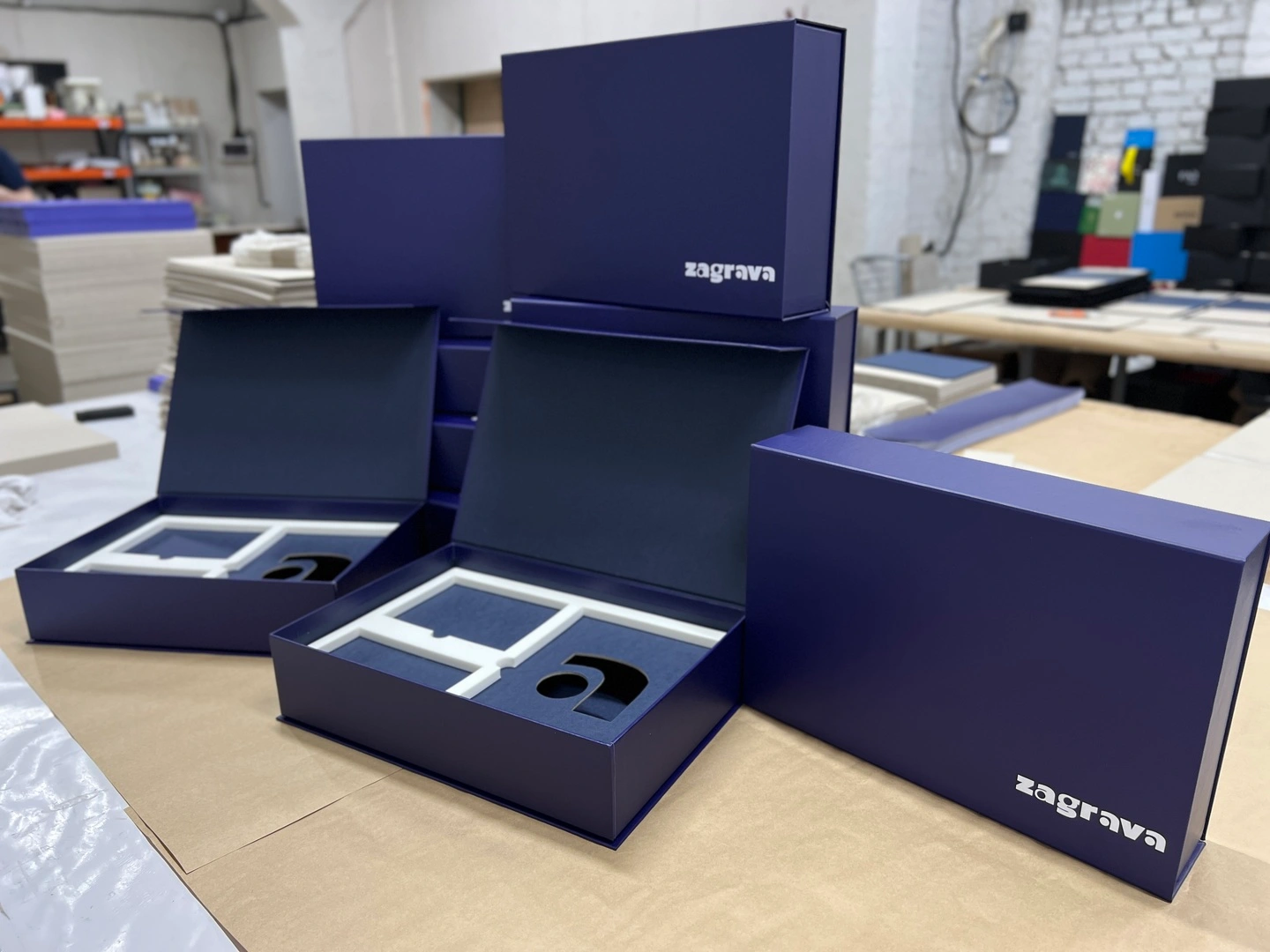 Синие картонные коробки на магнитах под заказ компании Zagrava