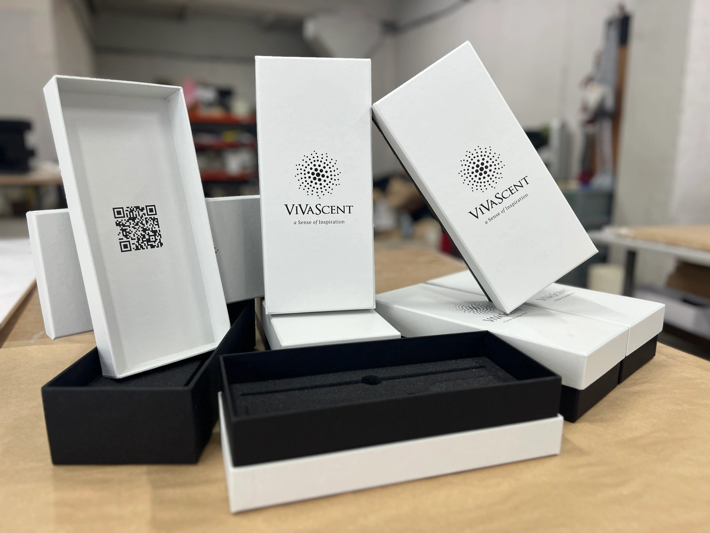 Сіро-чорні коробки для аромодифузорів з логотипом Viva Scent