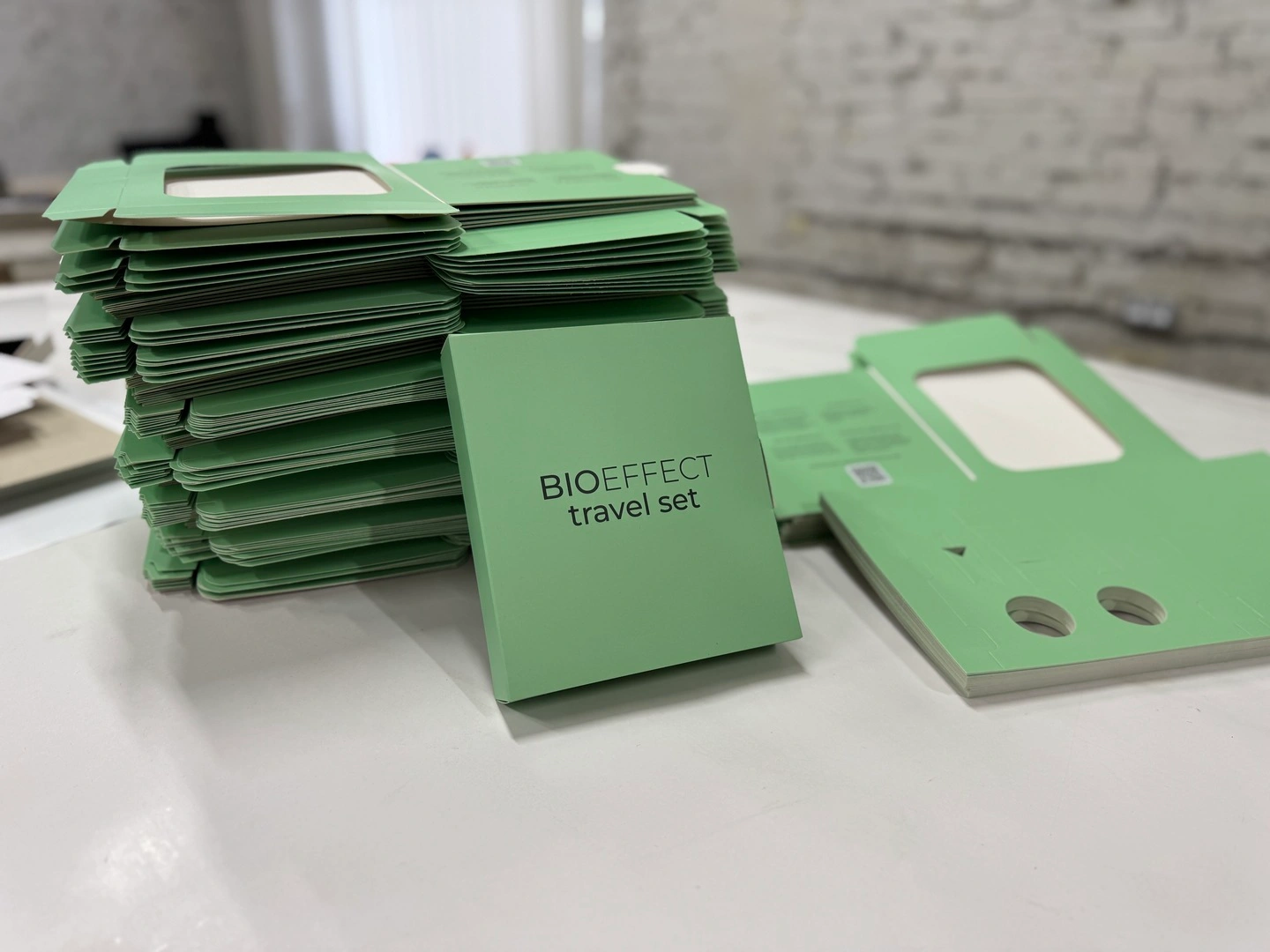 Самозбірні коробки для косметичних виробів BIOEFFECT оптом