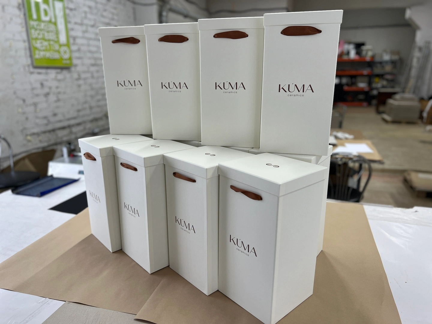 Білі коробки кришка-дно з ручками для упаковки ваз з лого KUMA