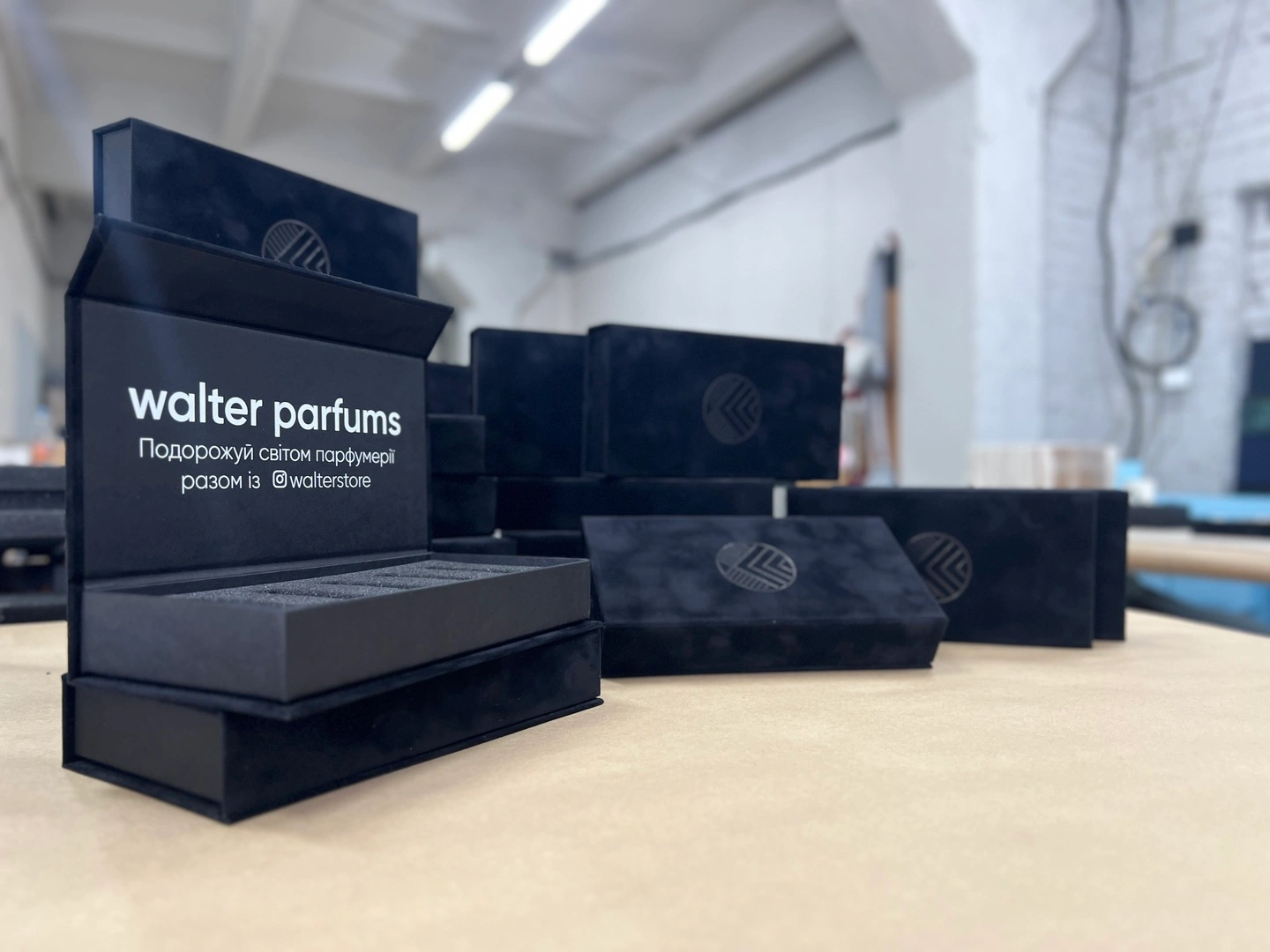 Чорні оксамитові коробки для косметики з логотипом Walter