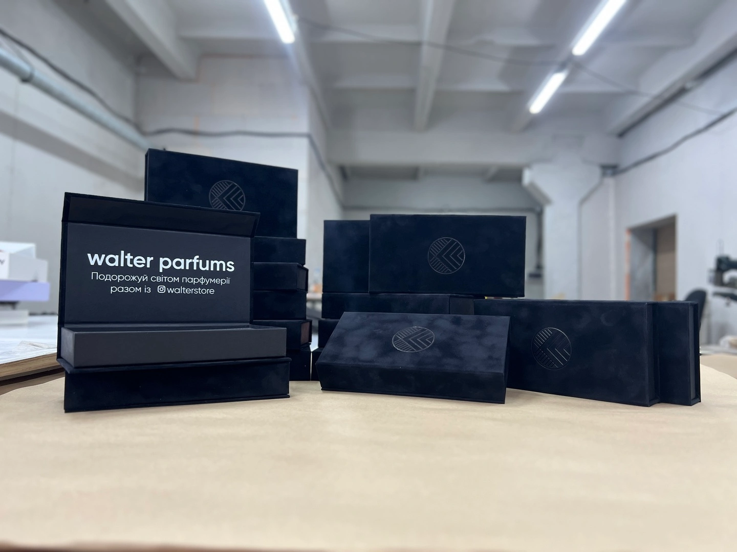 Коробки для косметики из черного бархата под заказ Walter оптом