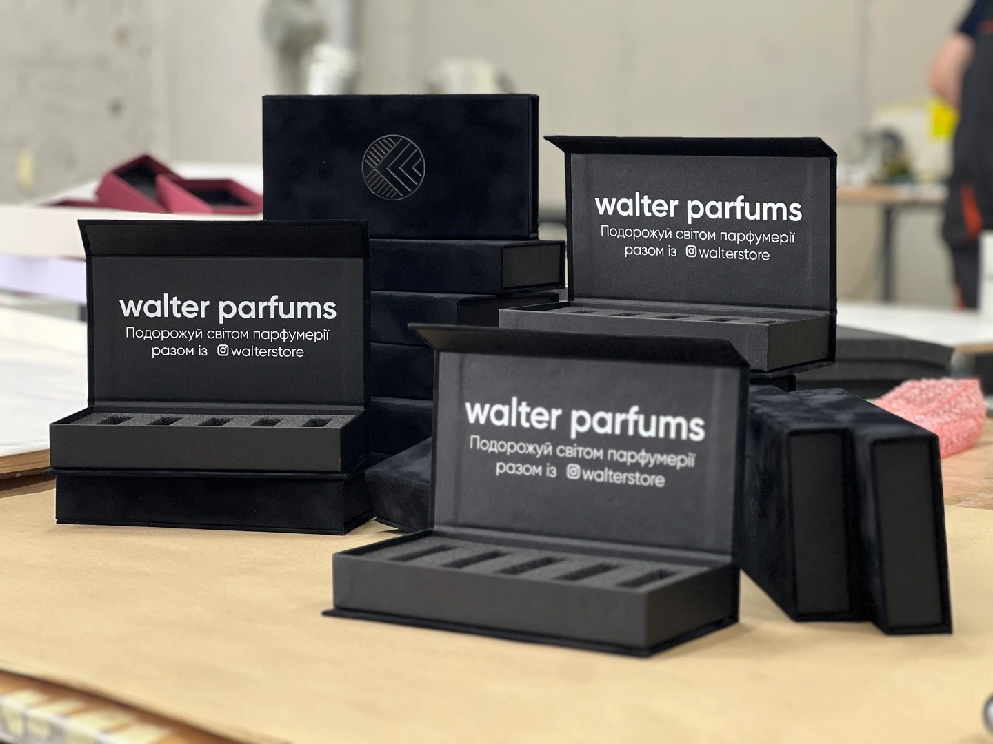 Black velvet cosmetic boxes Walter