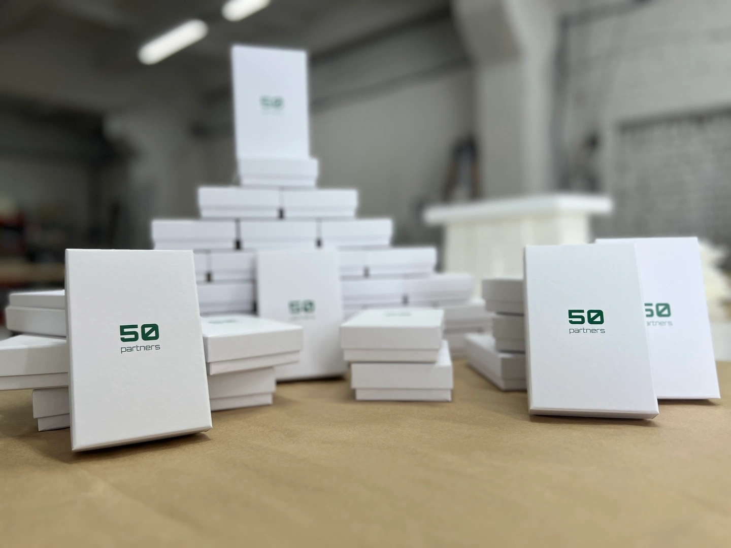 Белые коробки крышка-дно для упаковки павербанков под заказ 50 partners опт