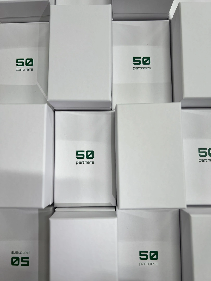 White lid-bottom boxes for power bank packaging with 50 partners logo
