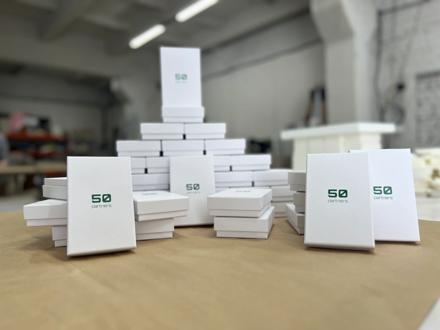 Білі коробки кришка-дно для пакування павербанків з логотипом 50 partners