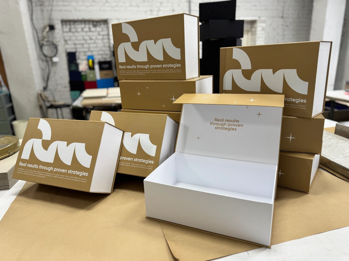 Full-color printed and laminated boxes for RM clothing packaging