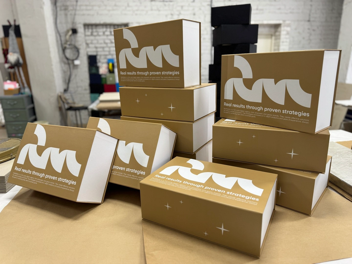 Коробки на магнитах для упаковки одежды с лого RM оптом