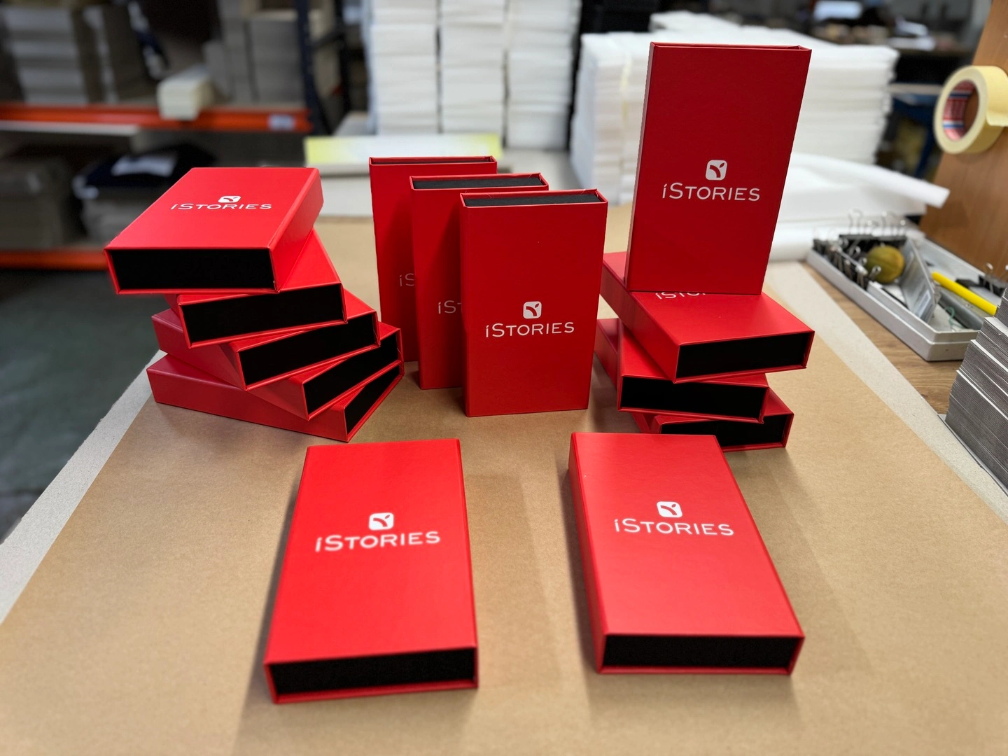 Червоні коробки для телефонів iStories на магнітах оптом