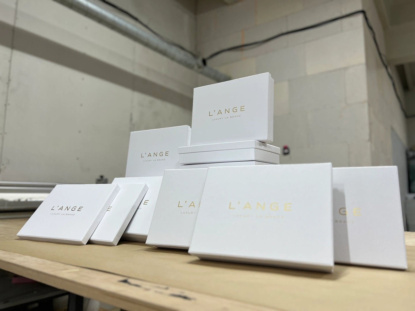 Білі коробки для одягу з логотипом Lange оптом